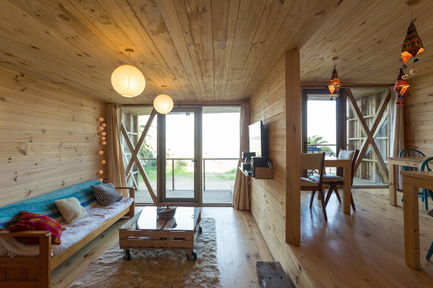 Hostal La Ritoqueña — ambiente nocturno del conjunto en dunas, arquitecto Alejandro Soffia